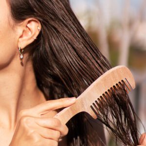 Peine de madera con mango