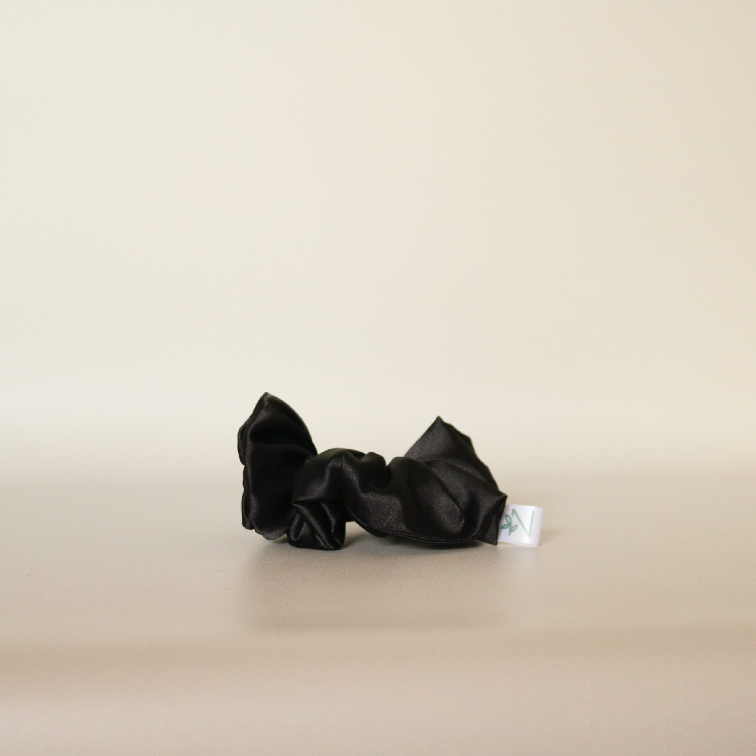 Scrunchies de satén - Negra