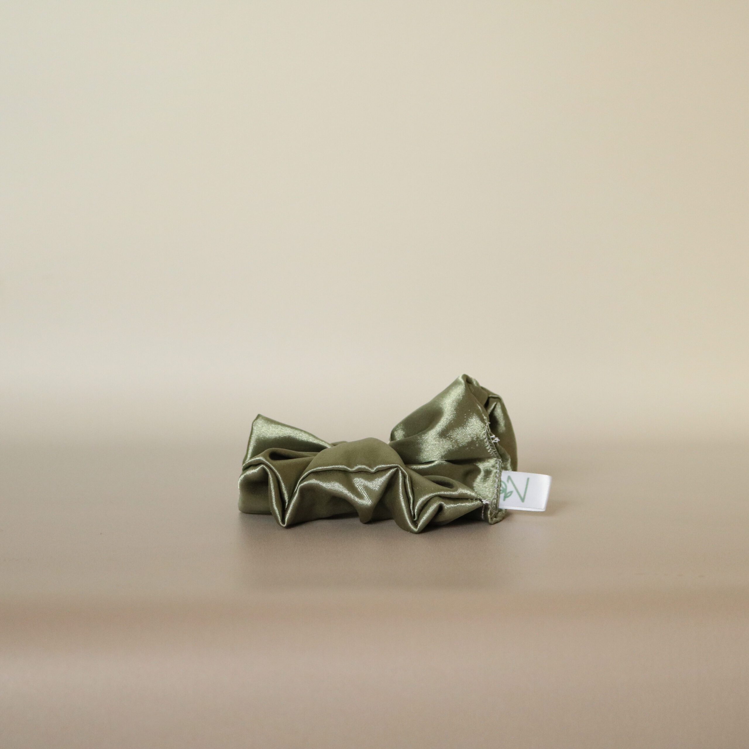 Scrunchies de satén - Verde Oliva